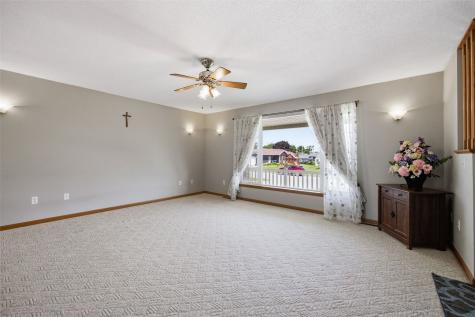 505 5th Street E Newhall IA 52315