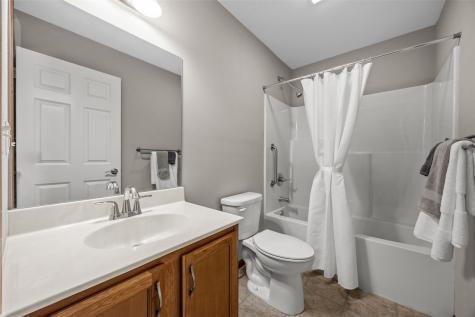 8520 Grand Oaks Drive NE Cedar Rapids IA 52402
