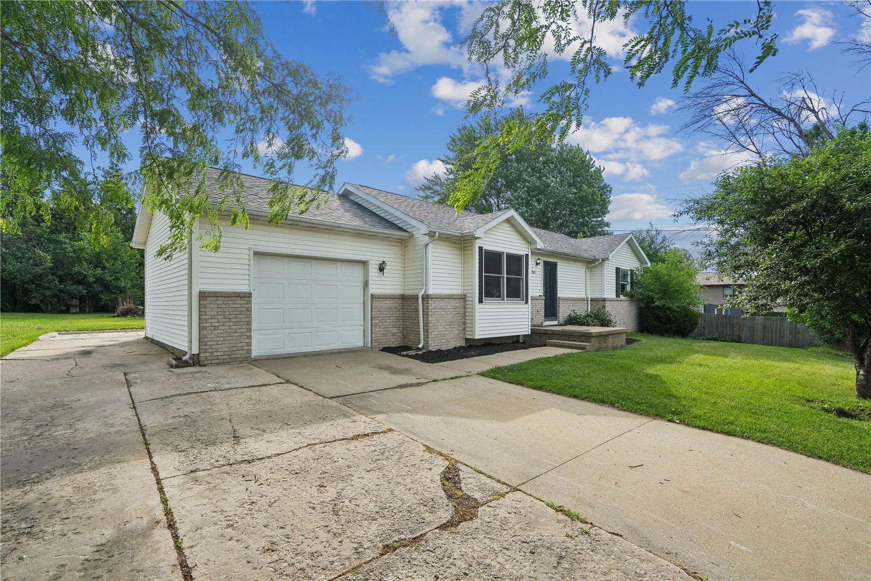 1510 North Drive Ely IA 52227