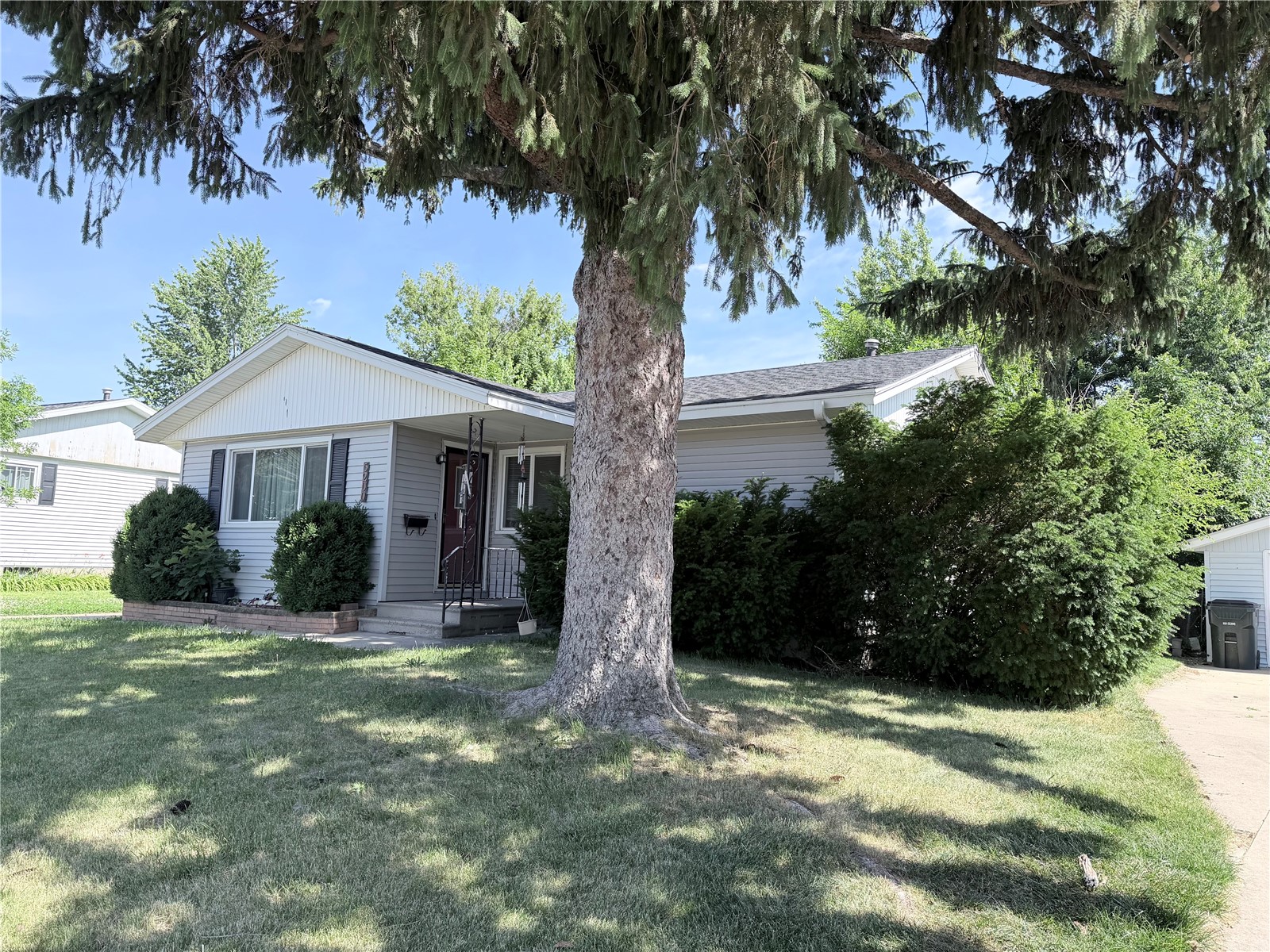 5200 Holly Avenue Cedar Rapids IA 52405