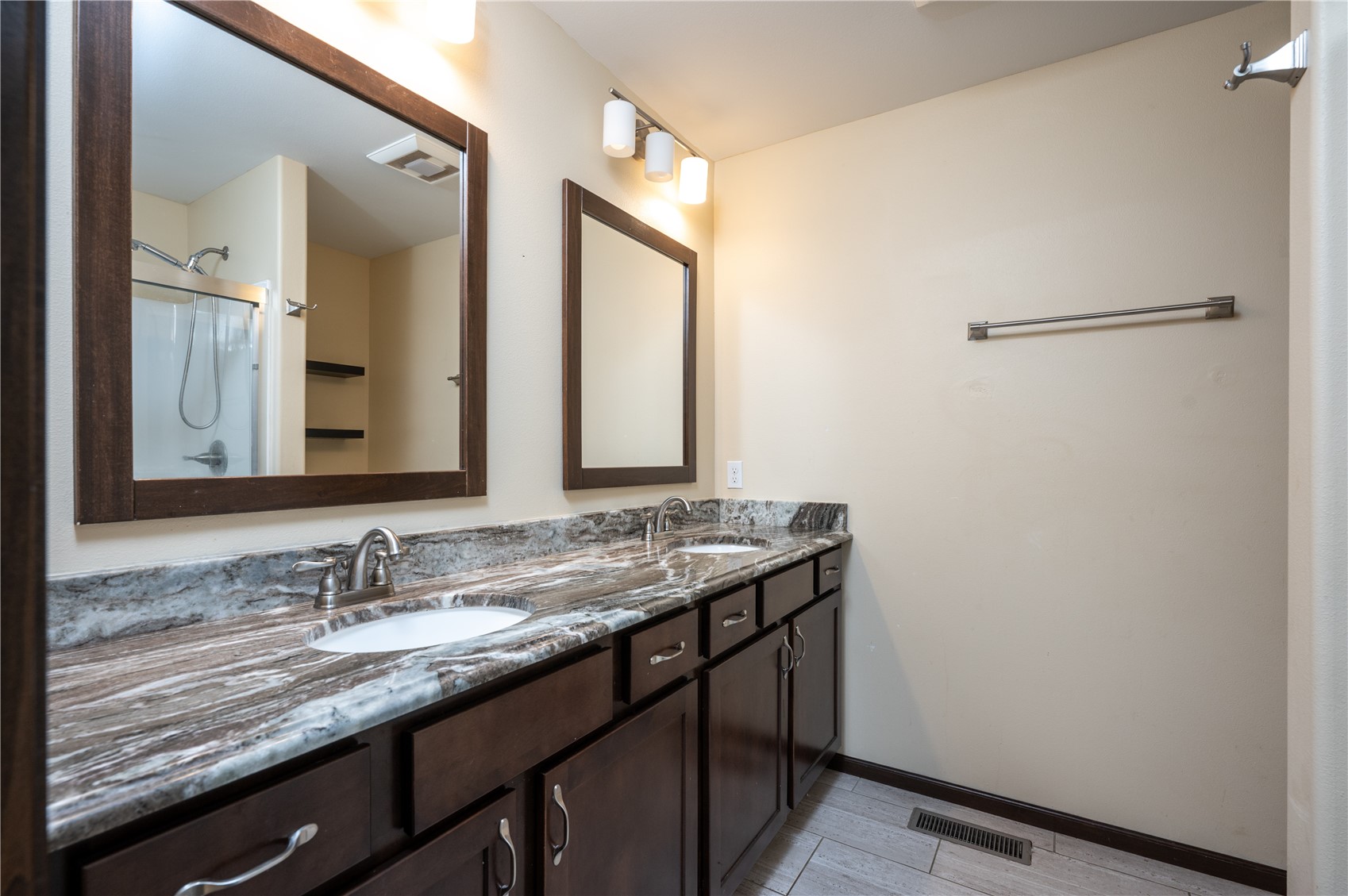 1912 Shady Grove Road SW Cedar Rapids IA 52404