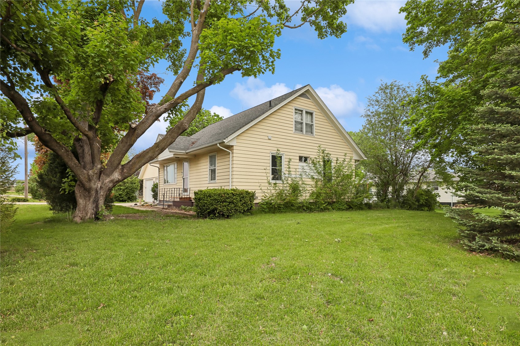 74 Essex Avenue SW Swisher IA 52338