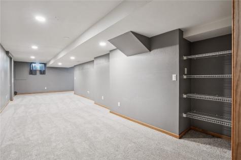 925 Rolling Creek Drive NE Cedar Rapids IA 52402