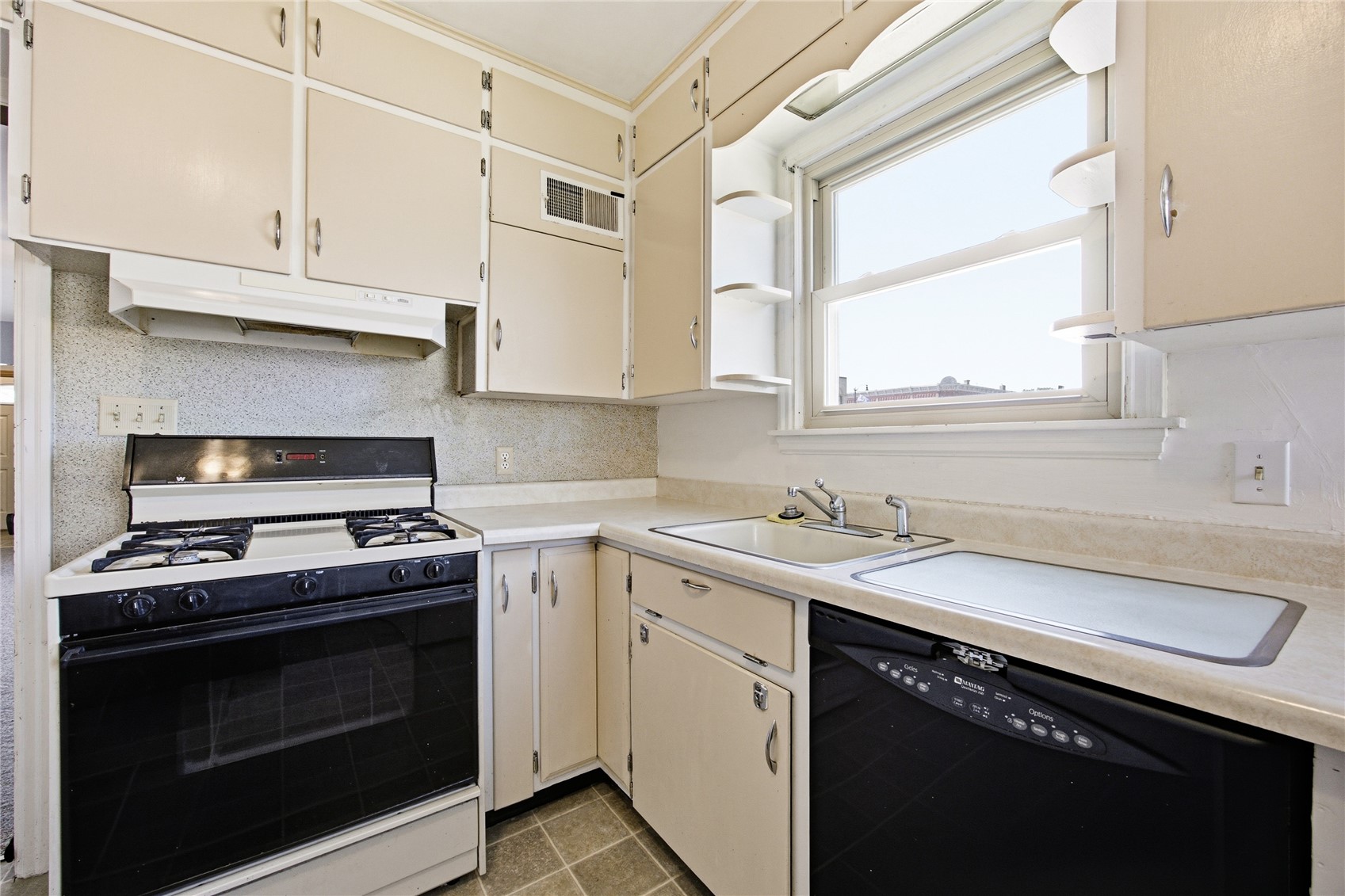 114 E 6th Street Tipton IA 52772