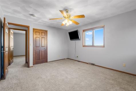 1693 265th Avenue Earlville IA 52041