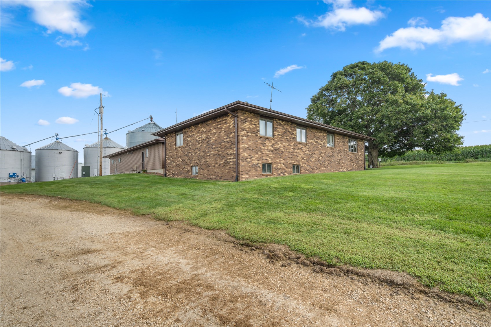 1693 265th Avenue Earlville IA 52041