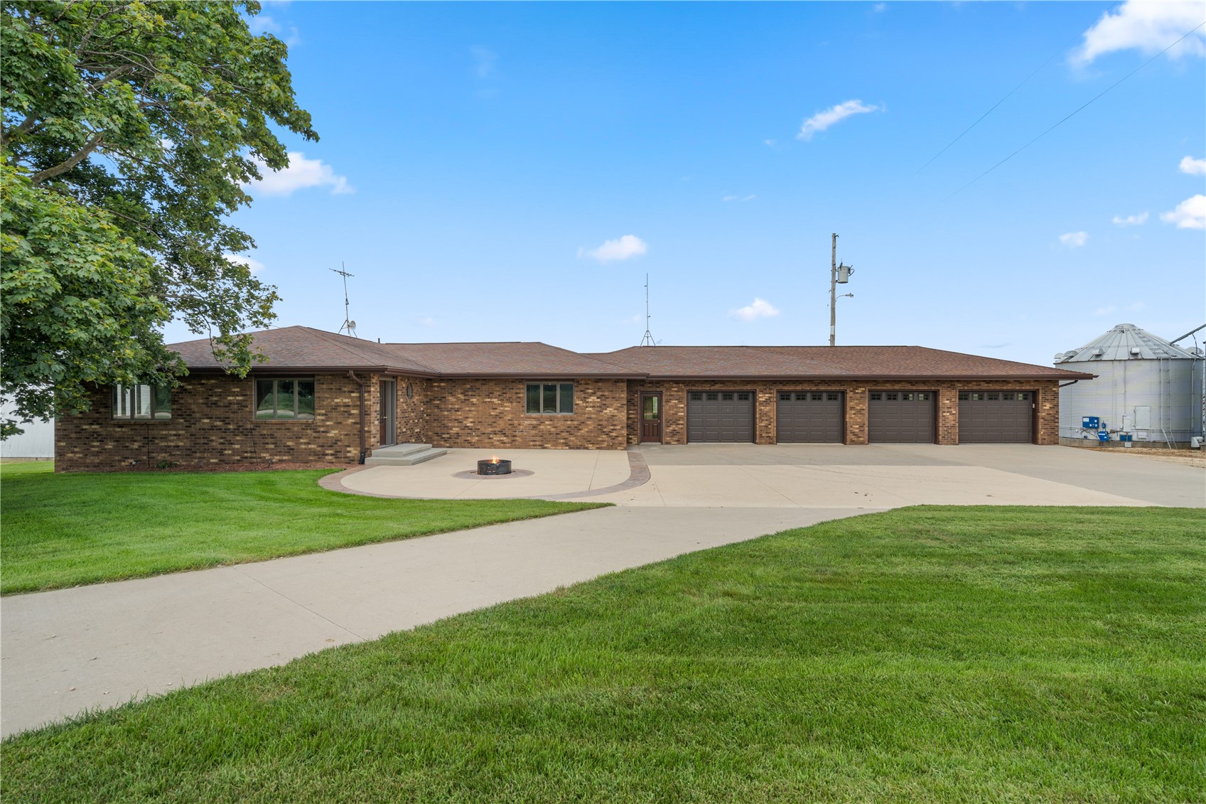 1693 265th Avenue Earlville IA 52041