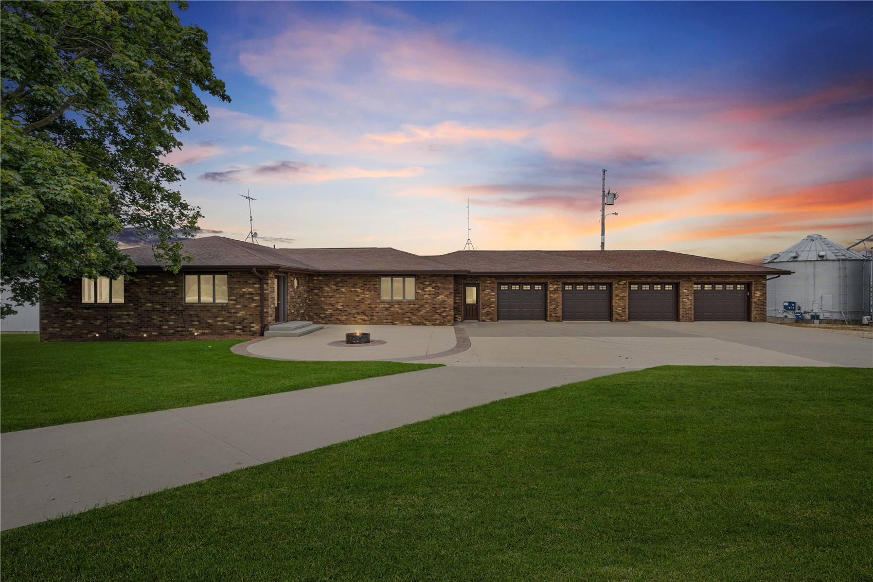 1693 265th Avenue Earlville IA 52041