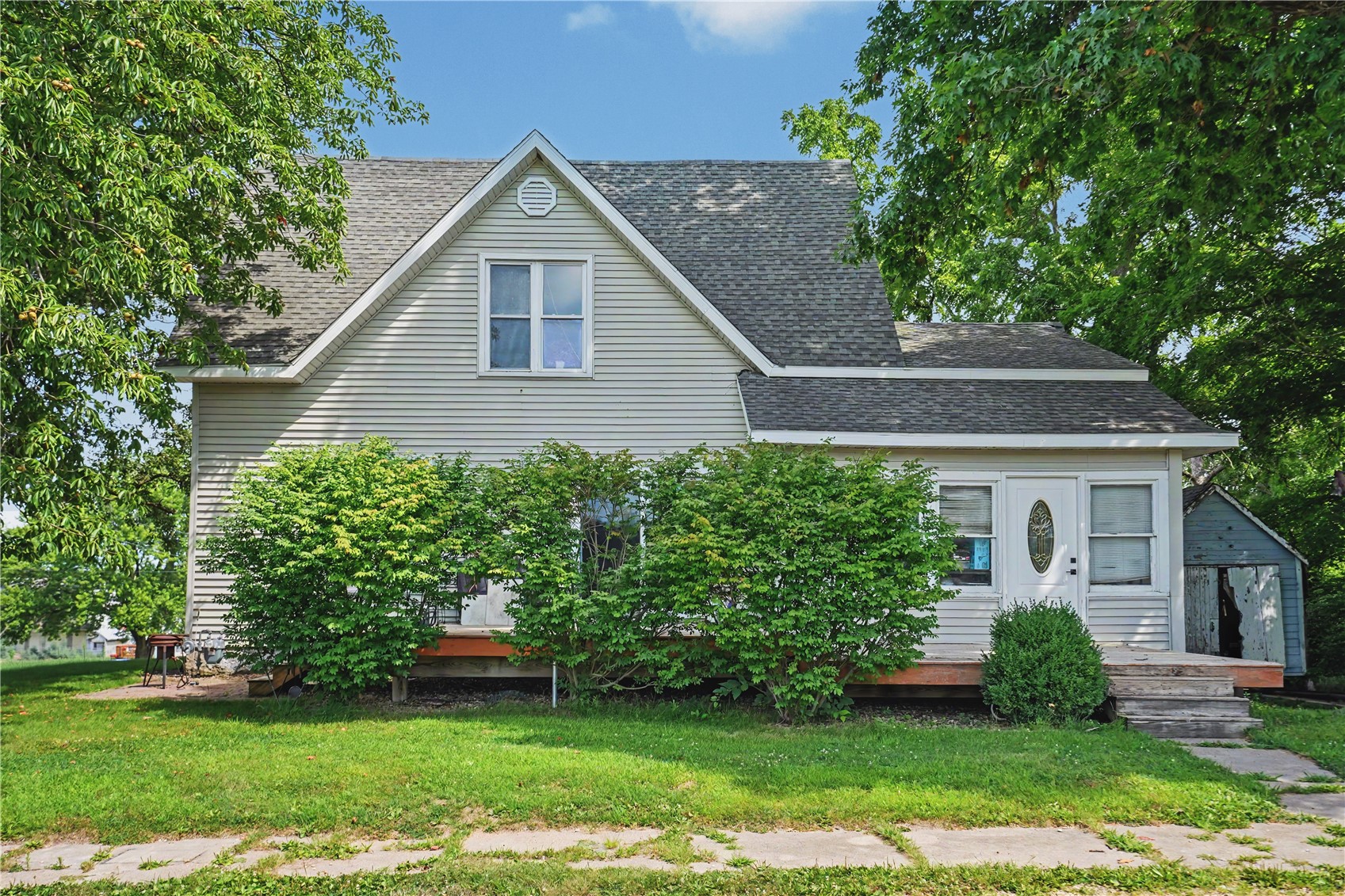 106 3rd Avenue E Coggon IA 52218