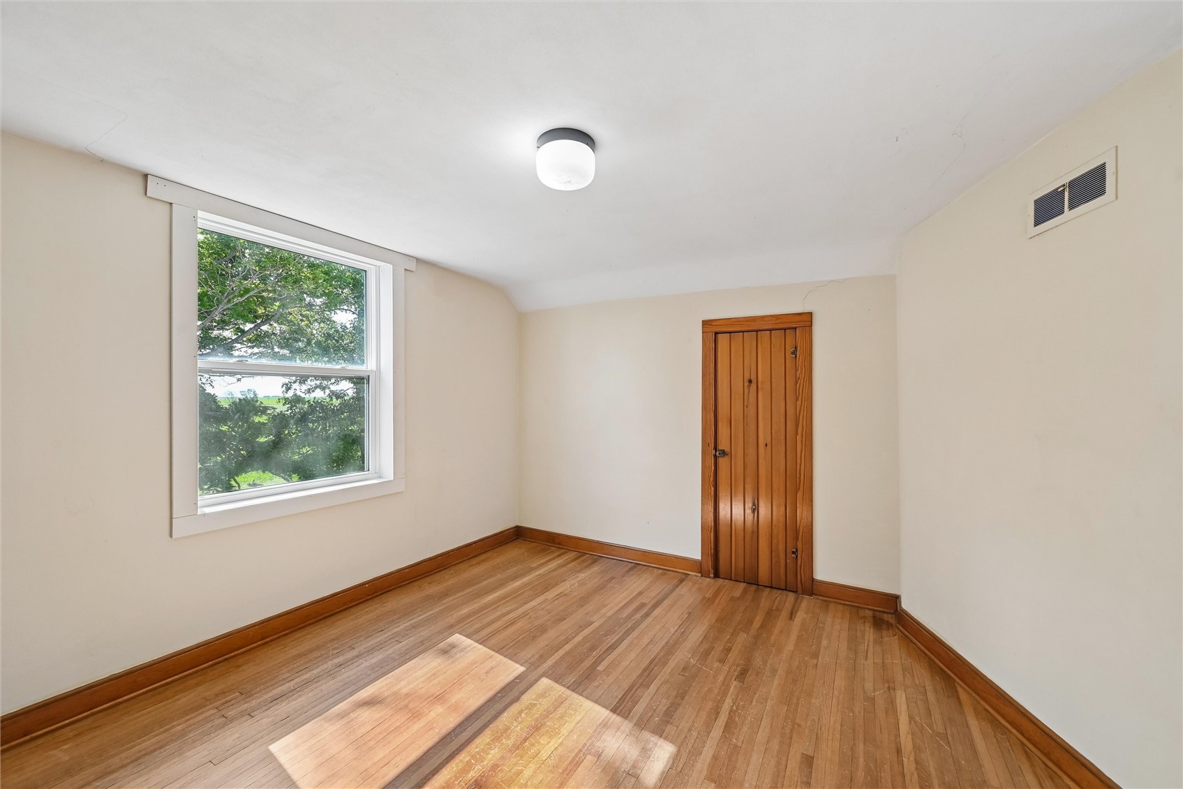 6719 25th Avenue Van Horne IA 52346