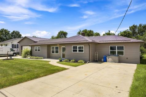 238 N 3rd Avenue Alburnett IA 52202
