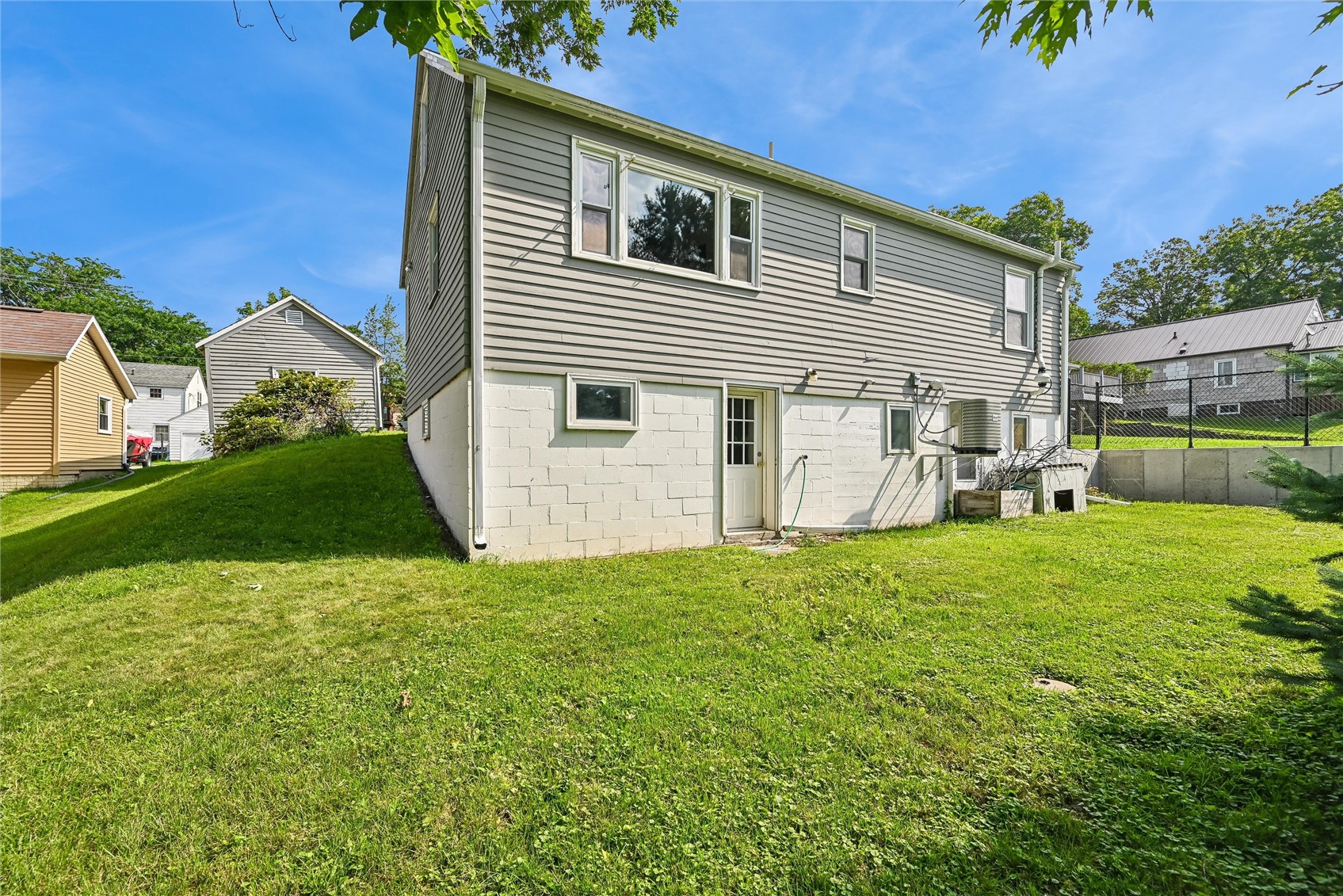 203 E 4th Street Anamosa IA 52205