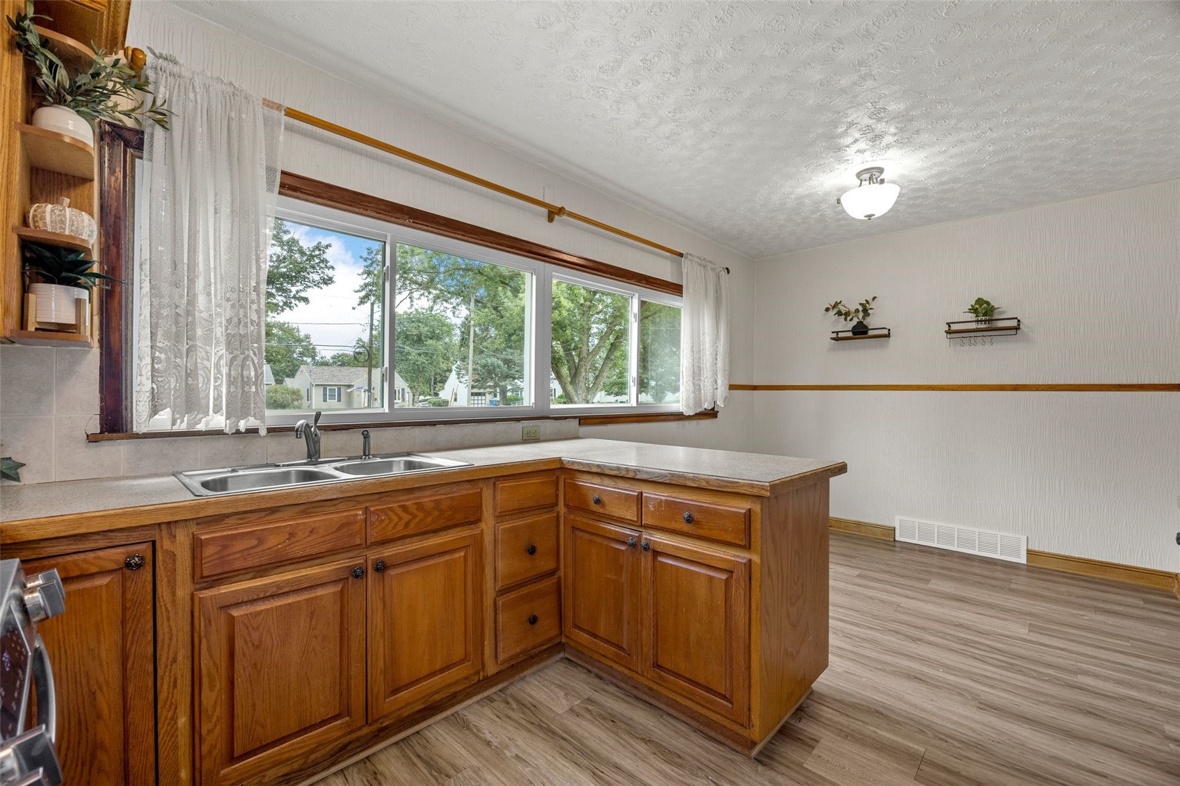 1828 W 6th Street Waterloo IA 50702