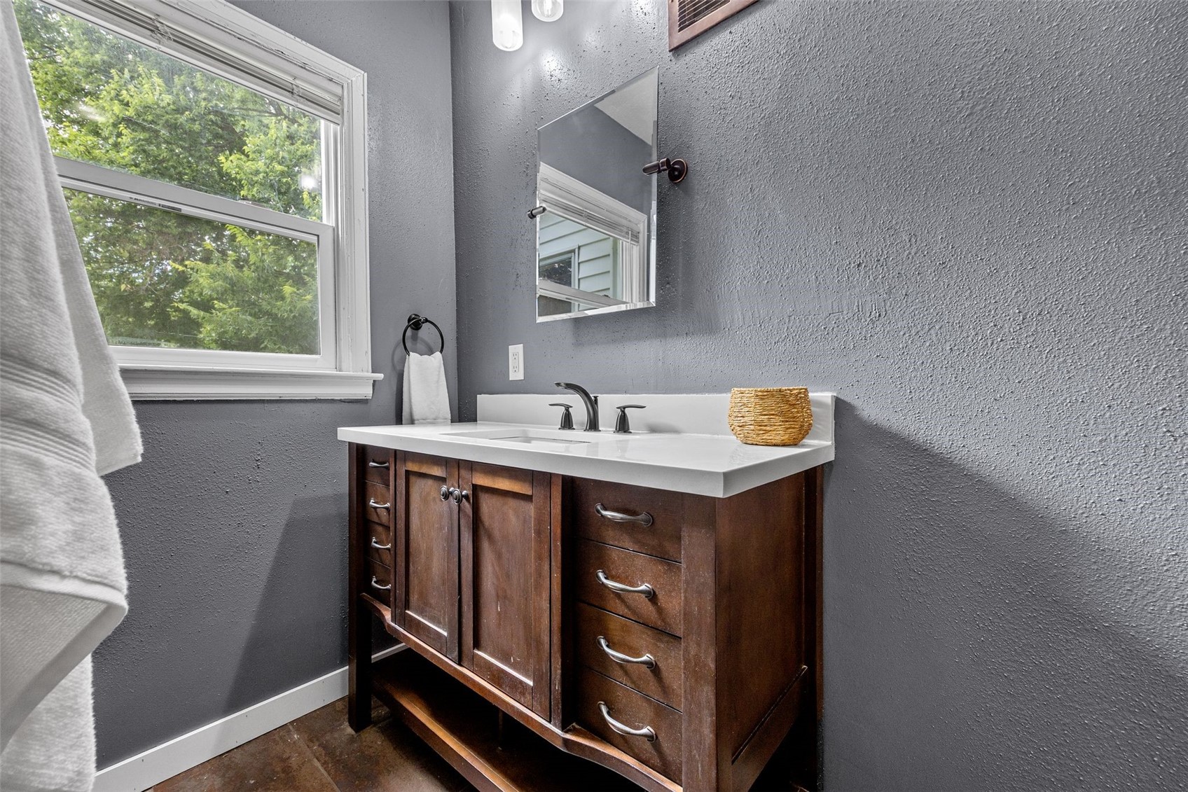 1828 W 6th Street Waterloo IA 50702