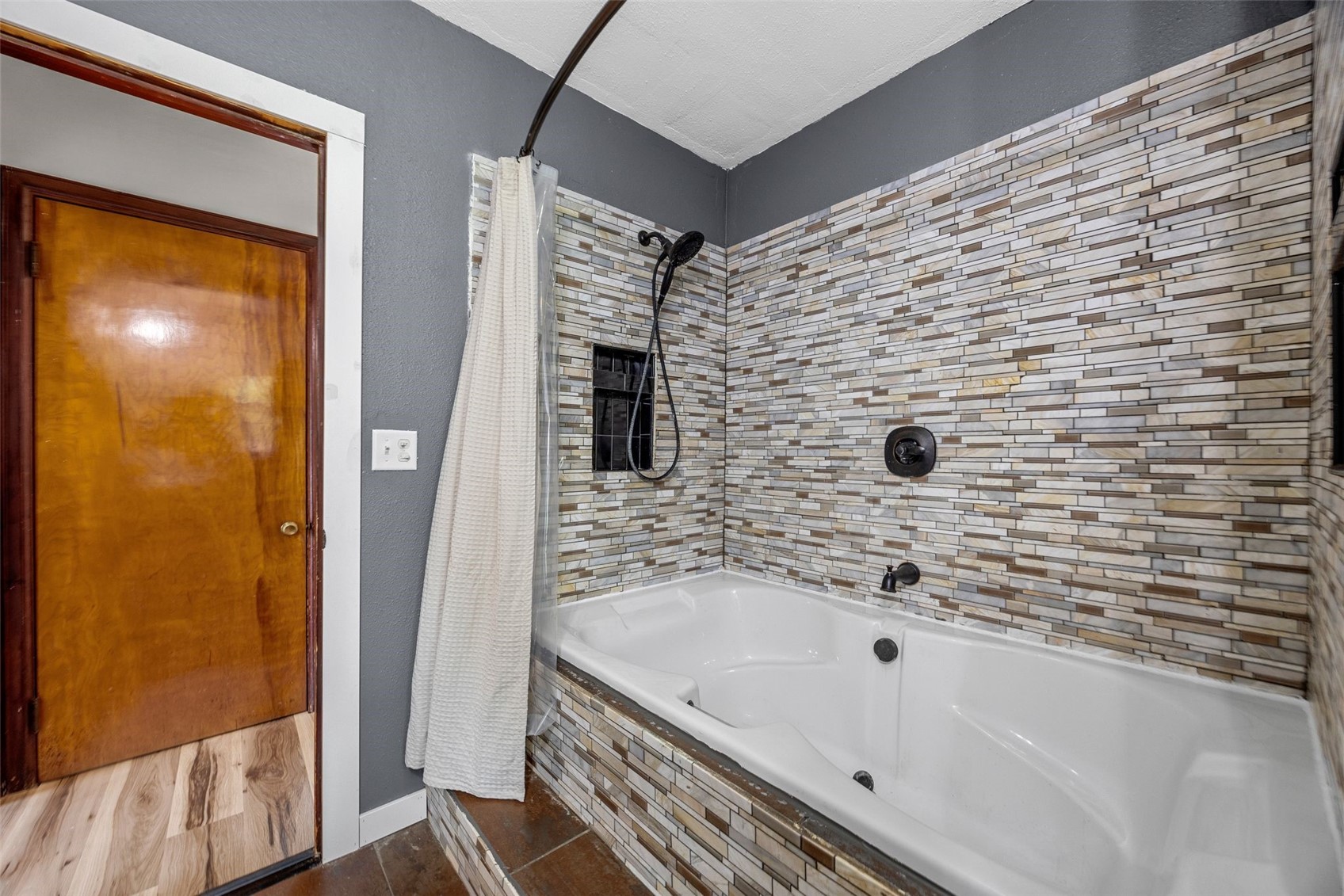 1828 W 6th Street Waterloo IA 50702