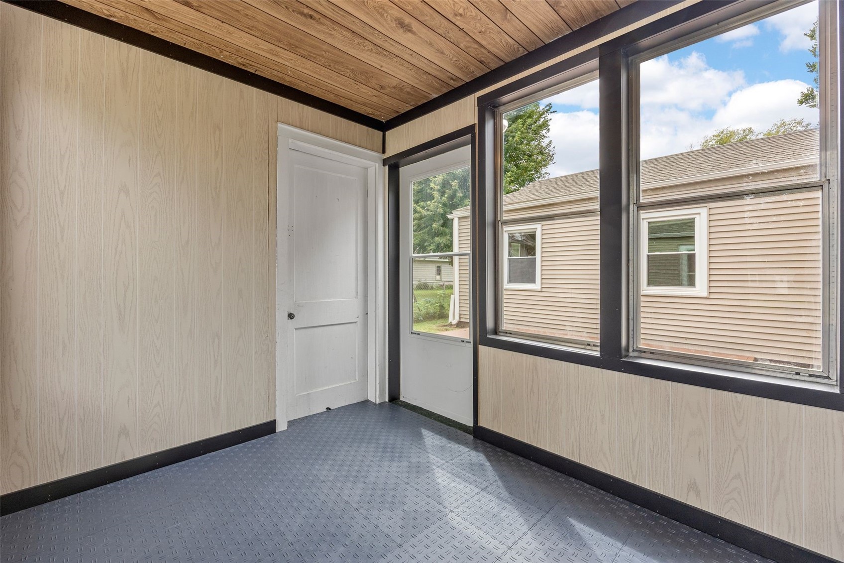 1828 W 6th Street Waterloo IA 50702