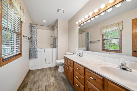 2060 Litchfield Drive Hiawatha IA 52233