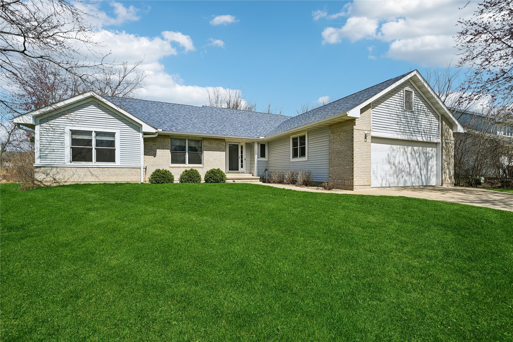 2060 Litchfield Drive Hiawatha IA 52233