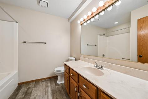 2060 Litchfield Drive Hiawatha IA 52233
