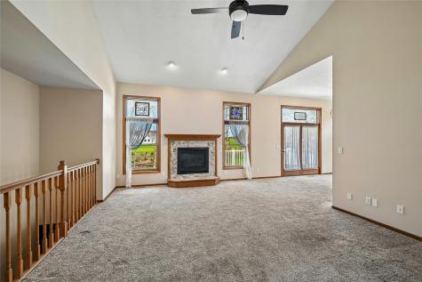2060 Litchfield Drive Hiawatha IA 52233
