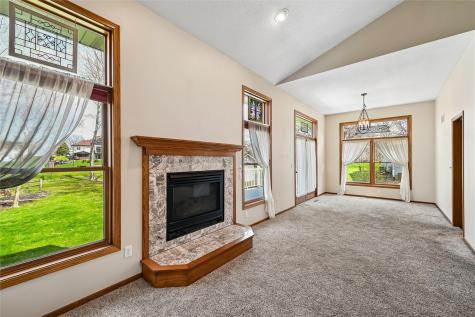 2060 Litchfield Drive Hiawatha IA 52233