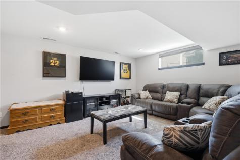2124 Shady Grove Road SW Cedar Rapids IA 52404