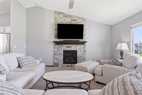 2124 Shady Grove Road SW Cedar Rapids IA 52404