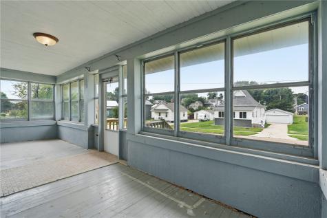 1407 11th Avenue Belle Plaine IA 52208