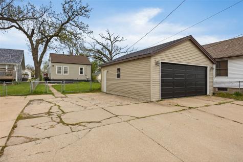 915 Center Point Road NE Cedar Rapids IA 52402