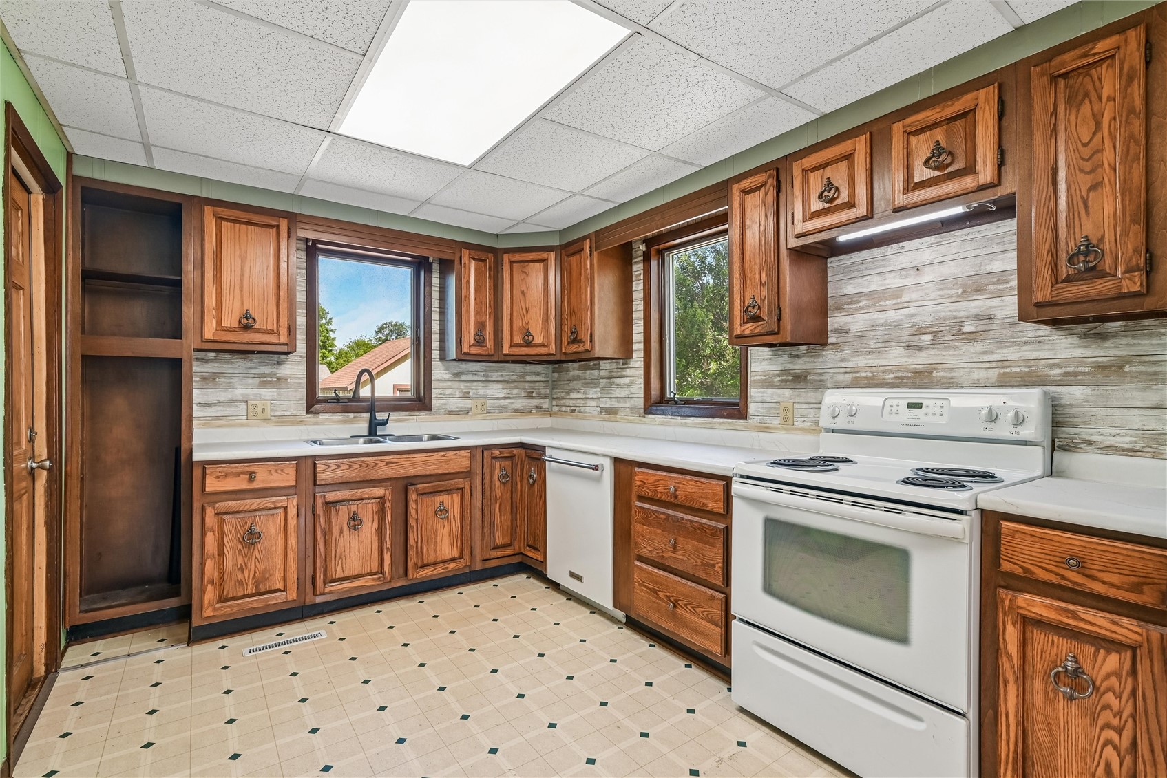 703 F Avenue Vinton IA 52349