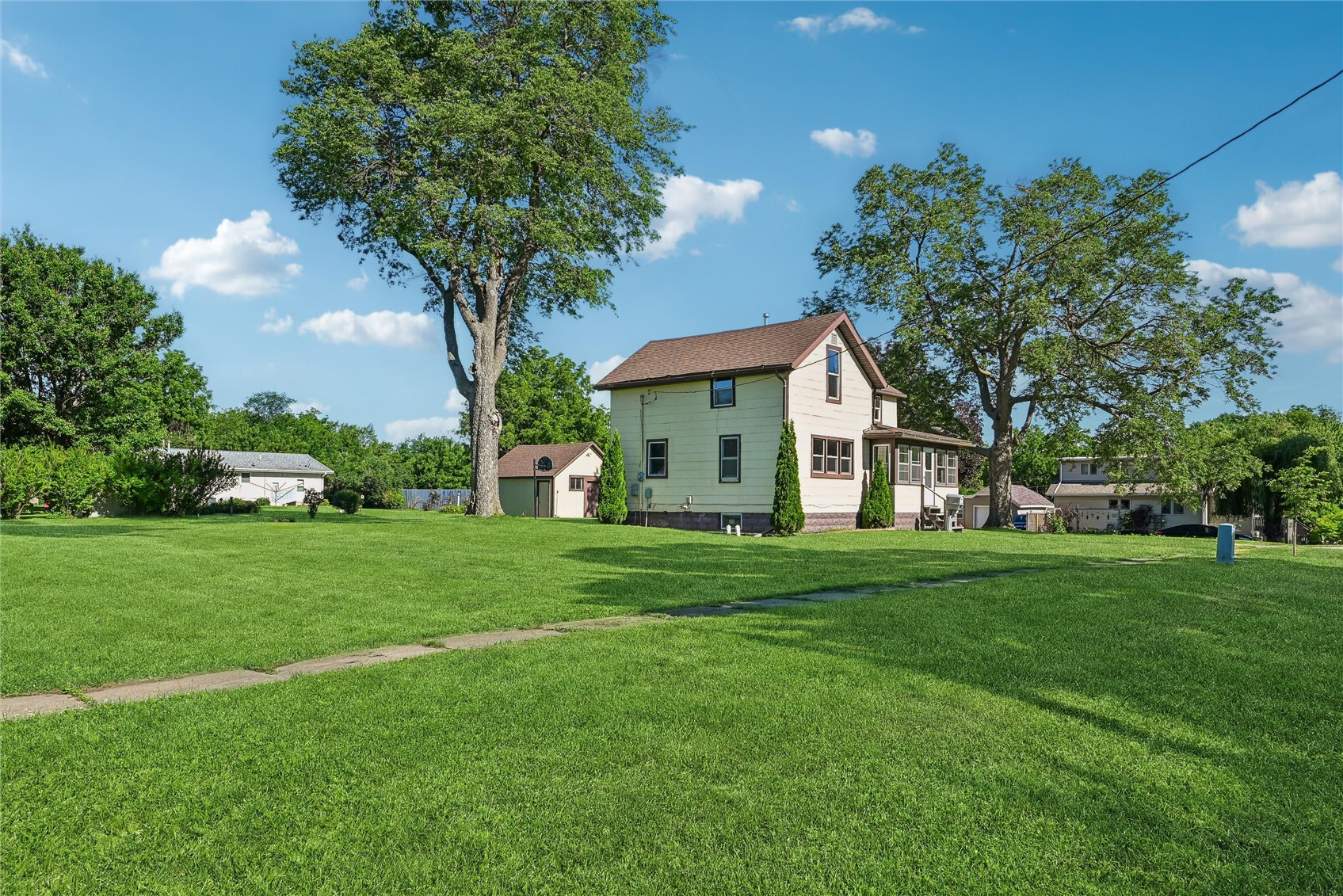 703 F Avenue Vinton IA 52349