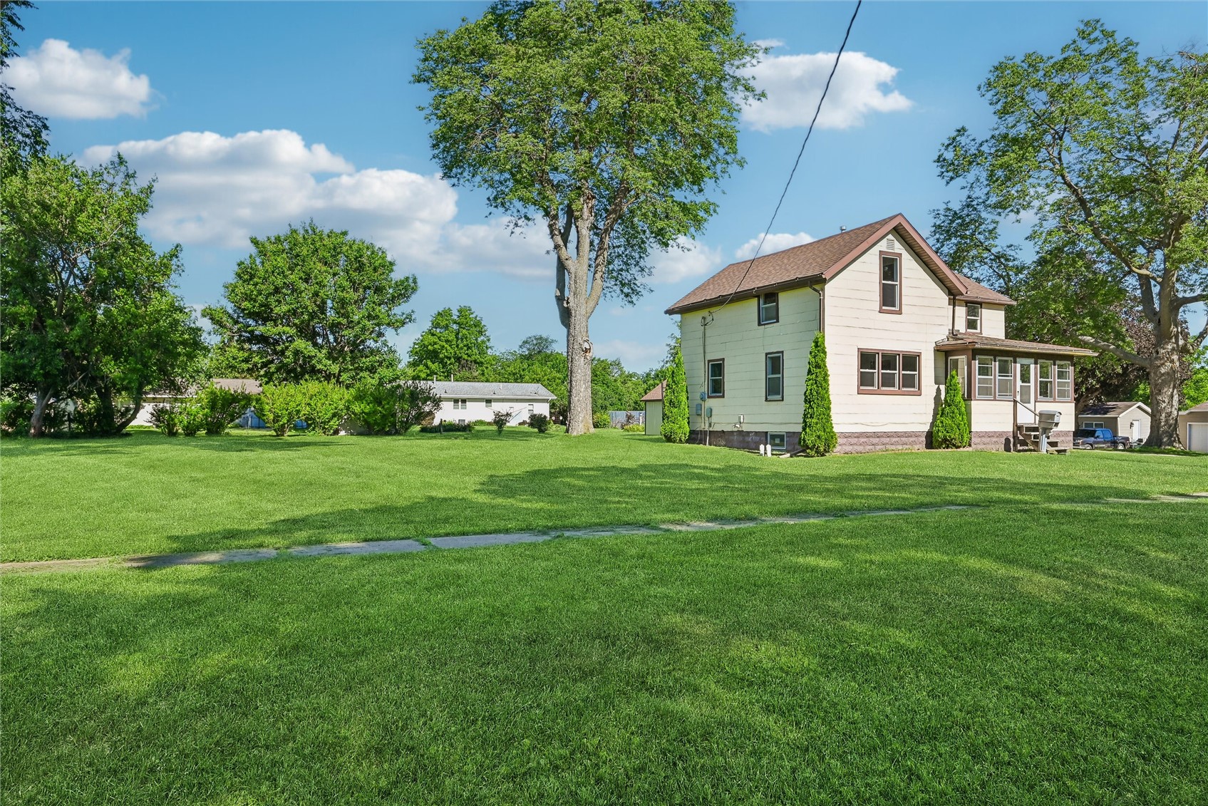 703 F Avenue Vinton IA 52349