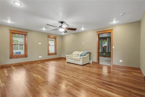 604 SW 8th Independence IA 50644