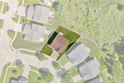 2121 Rosewood Drive NW Cedar Rapids IA 52405