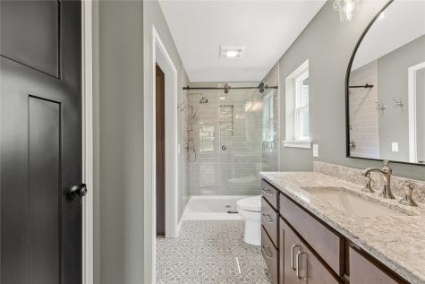 8818 Zeppelin Avenue Cedar Rapids IA 52402