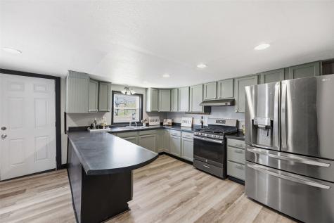 1003 Franklin Street Center Point IA 52213
