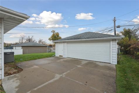 325 29th Street NW Cedar Rapids IA 52405
