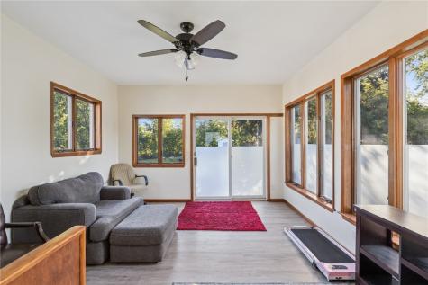 225 31st Street NW Cedar Rapids IA 52405