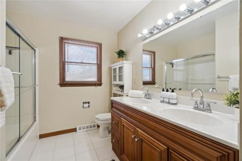 225 31st Street NW Cedar Rapids IA 52405