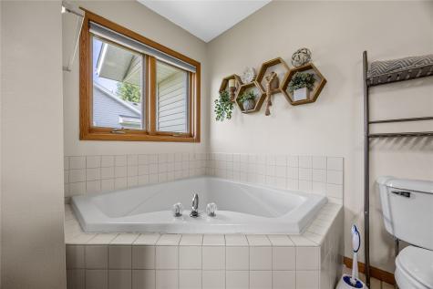 101 Bear Creek Palo IA 52324