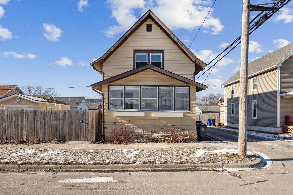 712 8th Street NW Cedar Rapids IA 52405
