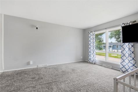 211 Fleetwood SW Cedar Rapids IA 52404
