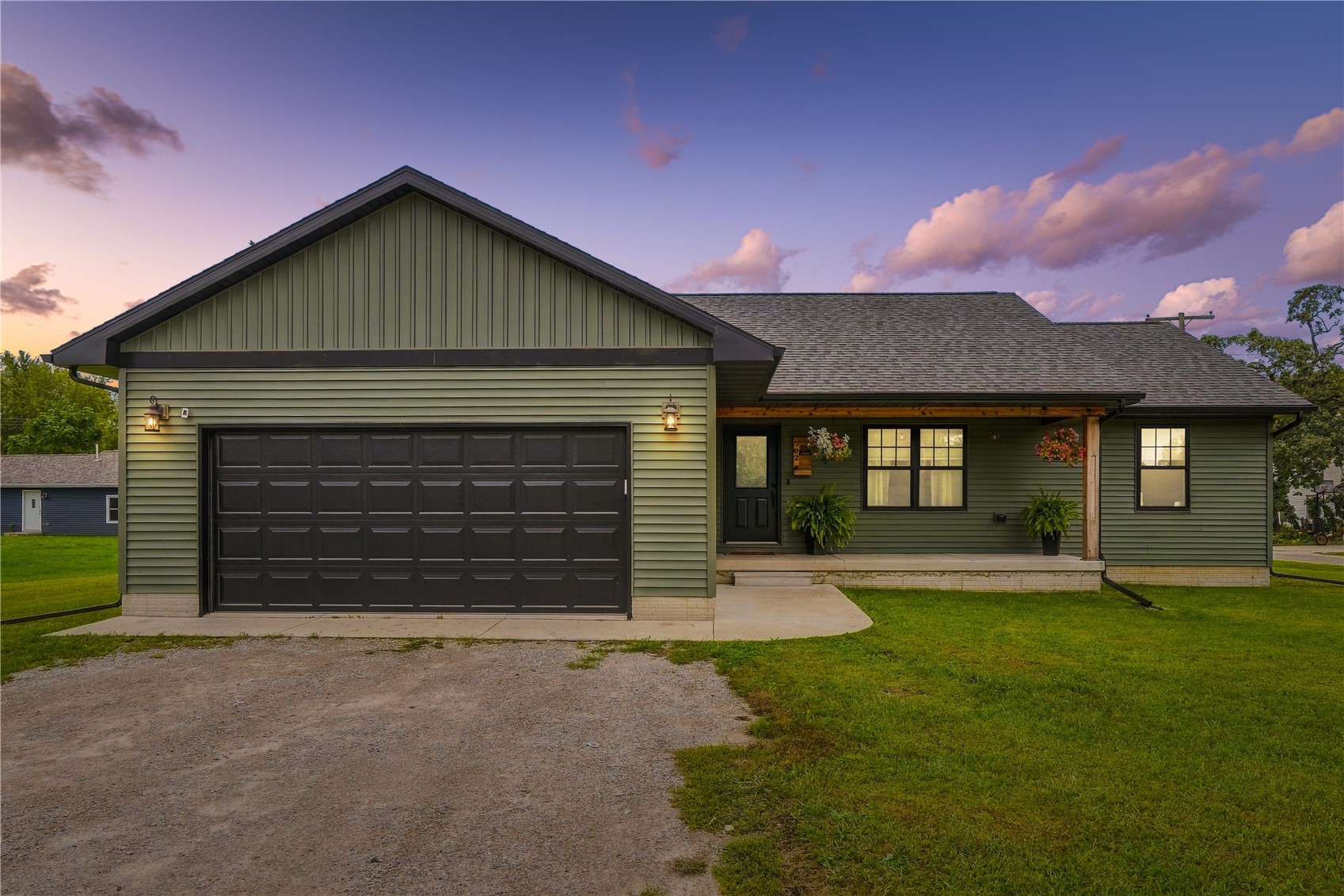 502 E Walnut Street IA 52326