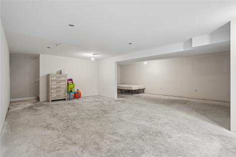 502 E Walnut Street IA 52326