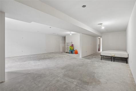 502 E Walnut Street IA 52326