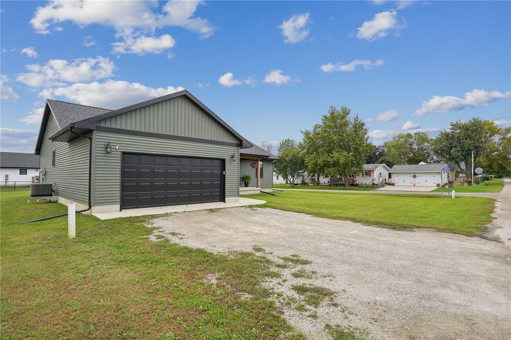 502 E Walnut Street IA 52326