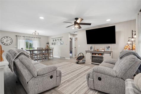 502 E Walnut Street IA 52326