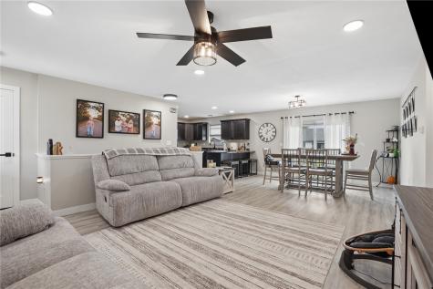 502 E Walnut Street IA 52326