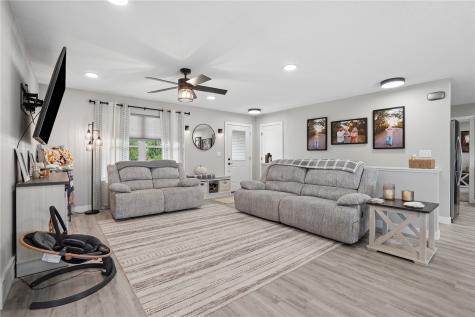 502 E Walnut Street IA 52326