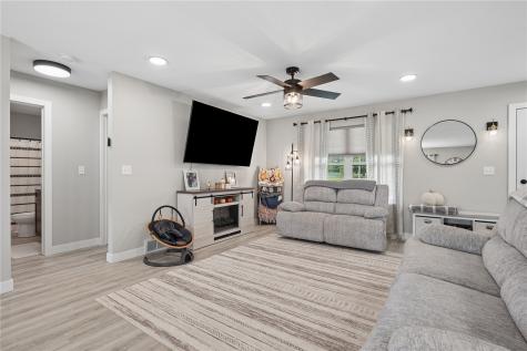 502 E Walnut Street IA 52326